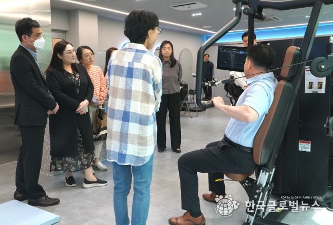 지난달 30일 경기도장애인복지관협회 회원들이 기흥장애인복지관 스마트 재활치료센터를 견학했다