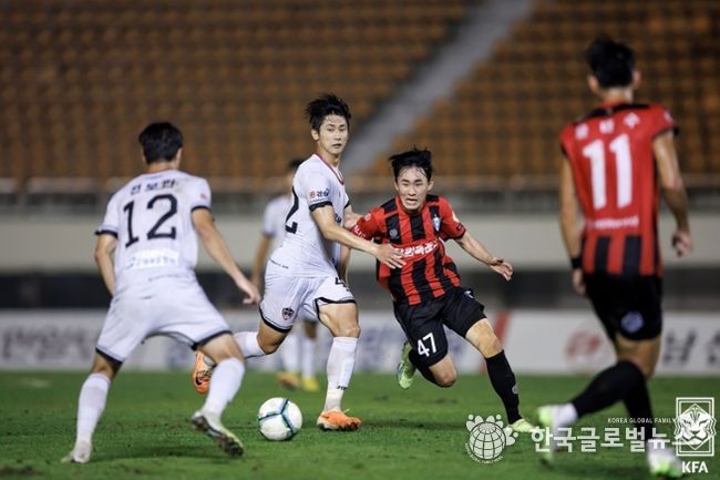 김해시청이 여주FC를 꺾고 리그 1위에 등극했다. 사진은 지난해 김해시청(흰색 유니폼)과 창원시청(현 창원FC) 간의 K3리그 경기 장면.