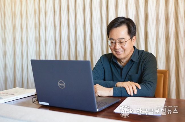 현지시각 14일 오전 미국에서 김동연 경기도지사가, 행정1·2부지사, 경제부지사, 경기도소방재난본부장과 현안 업무점검을 위한 영상 회의를 하고있다.