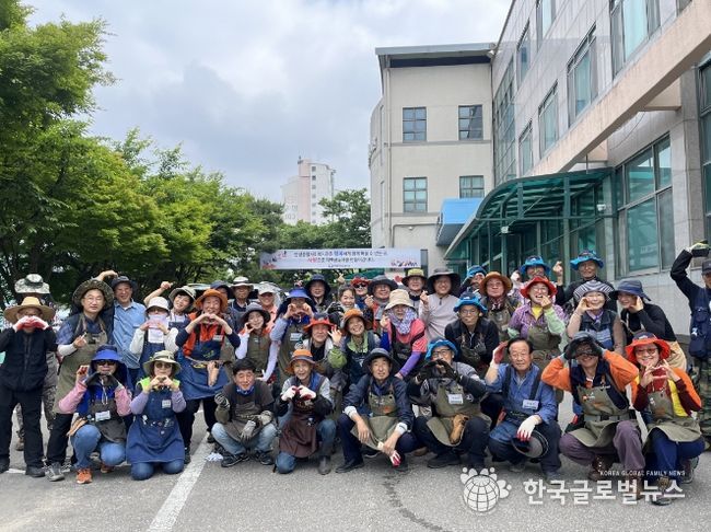 시민정원사들의 원예봉사로 깨끗하게 정비된 안성종합사회복지관과 산수유길