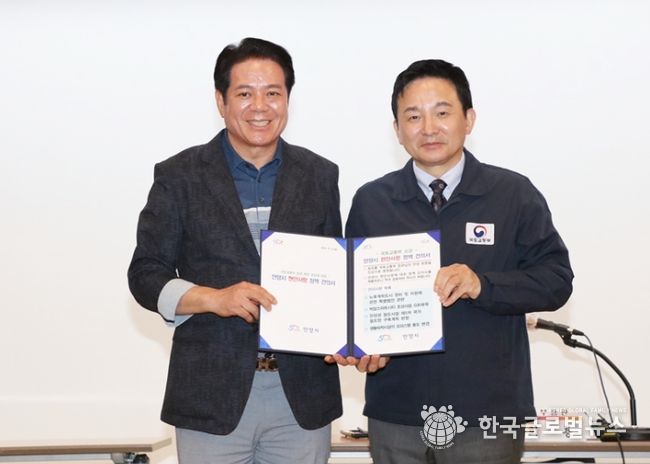 최대호 안양시장이 2023년 6월 원희룡 국토부장관에게 안양시 현안사항 정책건의서를 전달했다