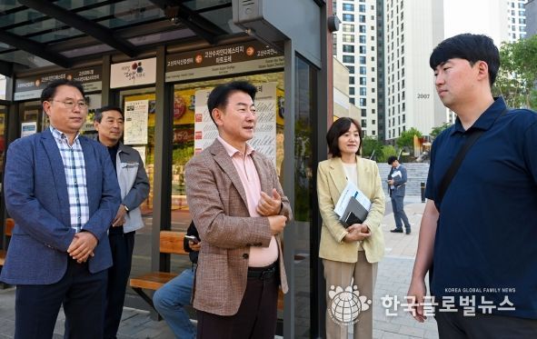 김동근 시장이 6월 3일 의정부01번 공공버스 정류소에서 시민들과 소통하고 있다.