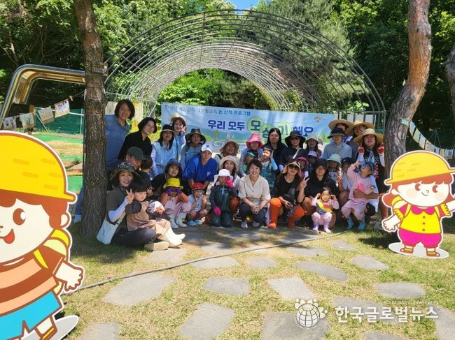 화성시, ‘논 산책, 텃밭여행 프로그램’고사리 손 모내기 체험 실시