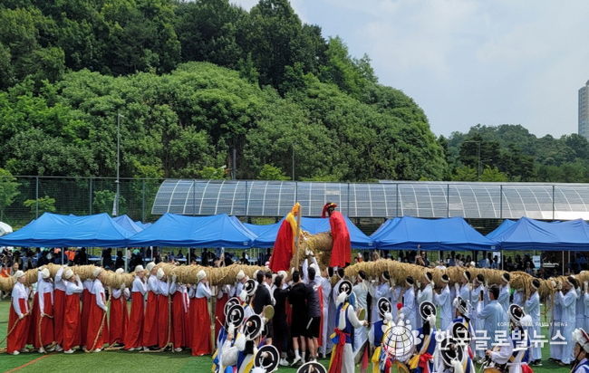 지난 9일 상현레스피아 축구장에서 ‘제7회 수지구민 독바위 민속줄다리기 한마음 축제’가 개최됐다.