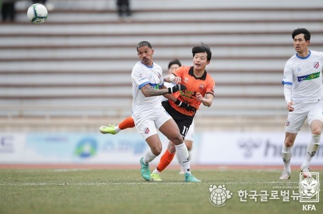 지난 3월 포천시민과의 K3리그 경기에 나선 시흥시민 리마(왼쪽)의 모습.