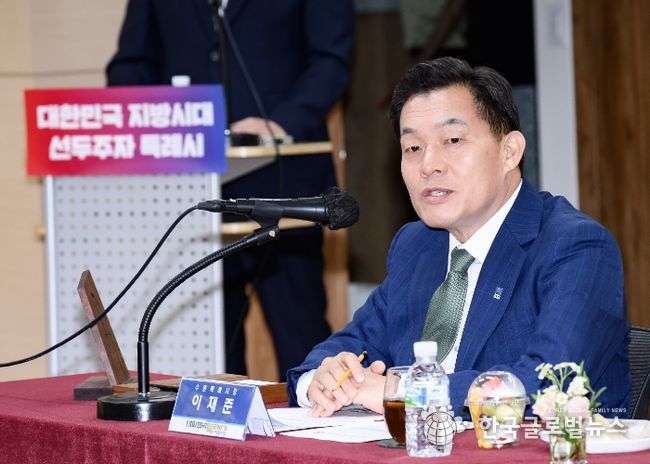 이재준 수원시장이 발언하고 있다.