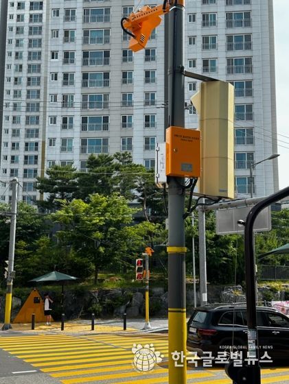 기흥구 서농동이 어린이들의 안전한 통행을 위해 어린이 보호구역 3곳에 '보행신호 음성안내 보조장치'를 설치했다.