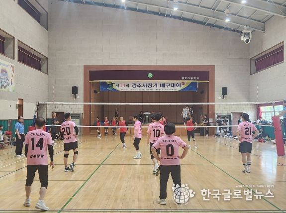 제14회 경주시장기 배구대회가 지난 15일 금장초등학교 체육관에서 펼쳐지고 있다.