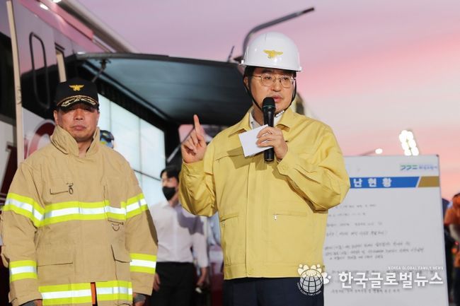 김동연 경기도지사가 24일 화성시 일차전지 제조업체 공장 화재현장에서 소방재난본부장과 함께 언론 브리핑을 하고 있다.