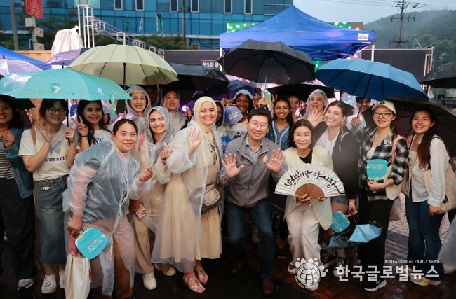 이상일 용인특례시장이 지난달 29일 용인중앙시장 별빛마당 야시장 개장식에서 시민, 외국 SNS인플루언서, 관광객과 기념 촬영을 하고 있다.