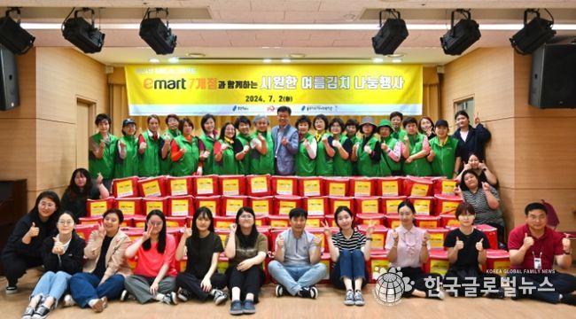 김치와 보양식을 대상가구에 전달한 용인시수지복지관의 수지무한돌봄네트워크팀