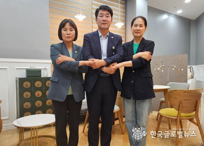 후반기 원구성에 합의한 화성시의회 의원(좌로부터 위영란 의원, 배정수 의장, 김미영의원)
