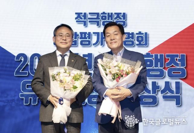 이재준 수원시장(오른쪽)이 수상 후 고기동 행정안전부 차관과 함께하고 있다.