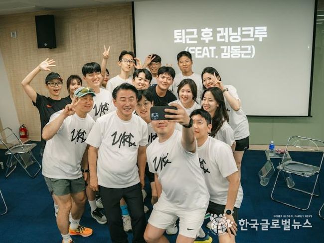 김동근 시장이 ‘민생 속으로’ 프로그램의 일환으로 관내 러닝 크루 회원들과 함께 달리고 있다.