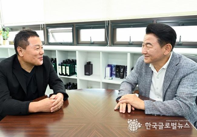 김동근 시장이 ‘민생 속으로’ 프로그램의 일환으로 중소기업 ‘제이숲(Jsoop)’에 방문해 기업 대표와 이야기를 나누고 있다.