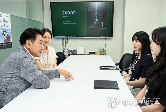 김동근 시장이 ‘민생 속으로’ 프로그램의 일환으로 중소기업 ‘제이숲(Jsoop)’에 방문해 직원들과 이야기를 나누고 있다.