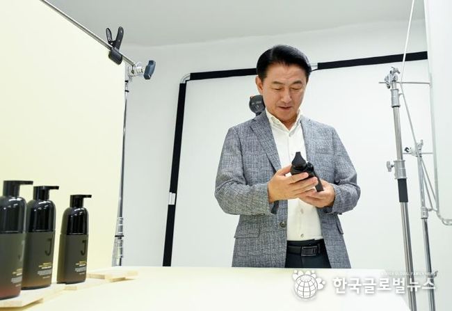 김동근 시장이 ‘민생 속으로’ 프로그램의 일환으로 중소기업 ‘제이숲(Jsoop)’에 방문해 생산 제품을 살펴보고 있다.