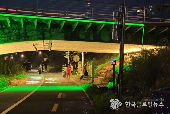 용인특례시 처인구 천리 샘골1교 하천변에 설치된 경관조명