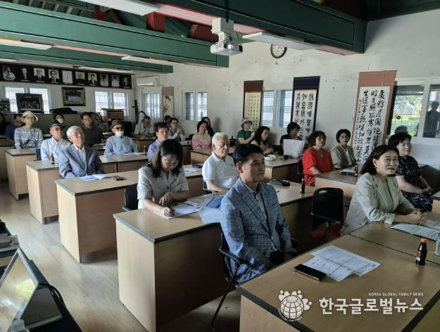 용인특례시는 19일 수지구 상현동 심곡서원 산앙재(교육관)에서 ‘심곡서원 역사공원 조성 주민설명회’를 열었다.