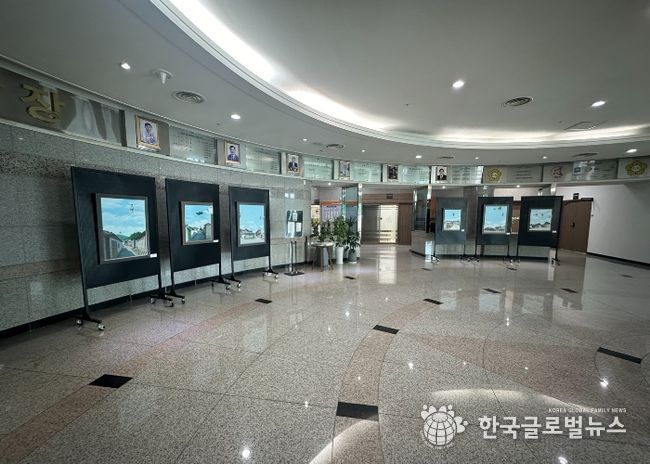 화성시의회 로비에 전시된 7월 김채웅 작품 사진