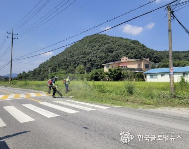 용인특례시는 추석 명절을 앞두고 시민과 귀성객에게 안전하고 쾌적한 환경을 제공하기 위해 시 곳곳 도로 제초작업에 나섰다.