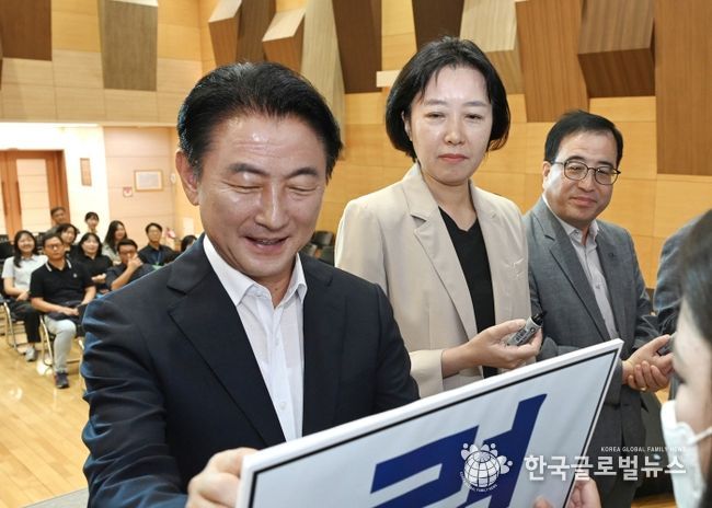 김동근 시장이 9월 2일 공직자의 청렴의식 제고 및 청렴한 공직문화 확산을 위해 ‘부패 제로(ZERO)! 청렴도시 의정부!’ 운동(캠페인)을 진행하고 있다.