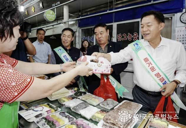 지난 2023년 추석을 앞두고 이재준 수원시장이 수원의 한 전통시장에서 장을 보고 있다