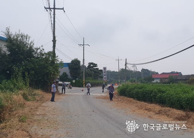 현덕면 쌀작목반, 추석 맞이 도로변 제초 작업 실시