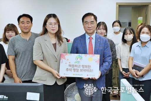 가운데 성육보육원 원장 최미예, 평택시장 정장선 외 성육보육원 종사자들