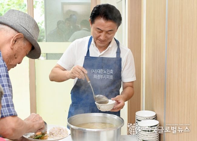 김동근 시장이 9월 13일 ‘웰니스경로당 만들기 프로젝트’의 일환으로 양지마을8단지 경로당을 방문해 노인들에게 배식하고 있다.