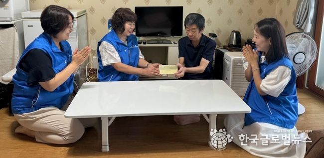 처인구 모현읍 지역사회보장협의체가 9일 저소득층 20가구에 농촌사랑상품권을 전달했다