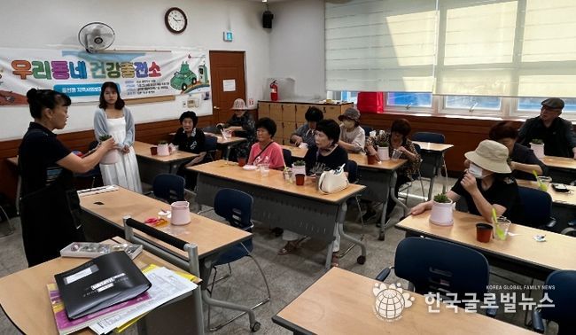 수지구 동천동 지역사회보장협의체가 인지미술 프로그램 우리동네 건강충전소를 진행했다.