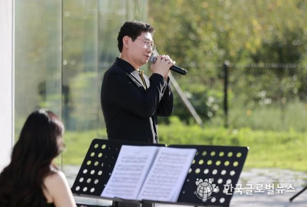 이상일 용인특례시장이 추석 연휴 마지막 날 한 음악회를 찾아 깜짝 공연을 선보였다.