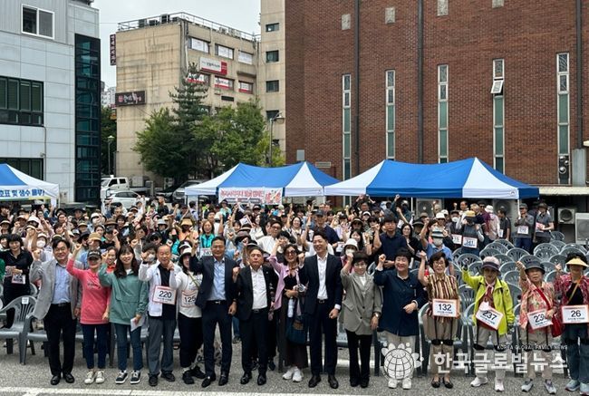 27일 개최된 풍덕천2동 동민의 날 행사에서 참가자들이 기념촬영을 하고 있다.