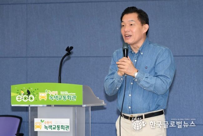 이재준 수원시장이 개회식에서 축사를 하고 있다.
