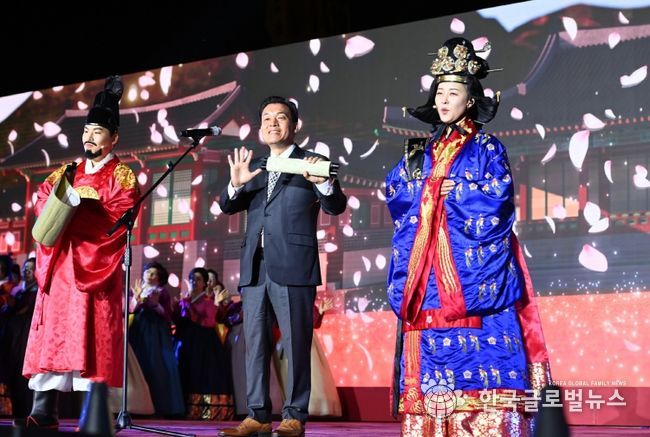 지난해 제60회 수원화성문화제 주제공연에서 이재준 수원시장이 무대에 올라 인사말을 하고 있다.