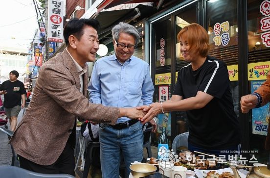 김동근 시장이 10월 1일 ‘2024 제2회 가능 야식해 축제’에 참석해 상인 및 시민들과 소통하고 있다.