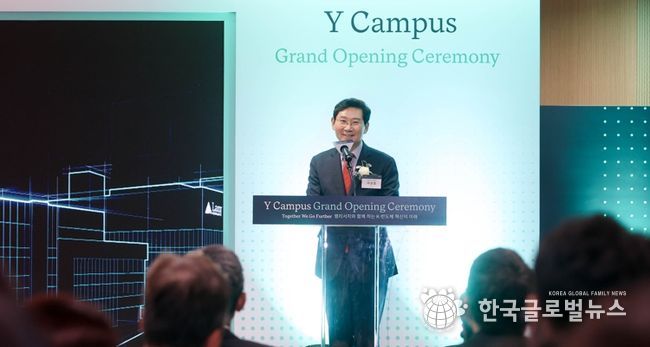 8일 이상일 용인특례시장이 기흥구 지곡동 '지곡일반산업단지'에 입주한 반도체 장비 기업 램리서치코리아 '용인캠퍼스' 개관식에 참석해 축사를 하고 있다.