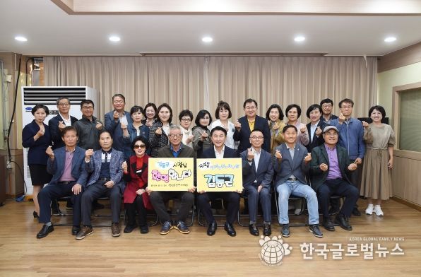 김동근 시장이 10월 8일 장암동 주민자치회(회장 박범서) 정기회의에 일일 명예 주민자치위원으로 참여해 주민들과 기념사진을 찍고 있다.