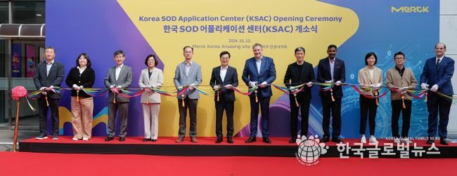10일 오전 머크 안성공장에서 열린 머크 안성공장 반도체 소재 연구소 개소식에서 김동연 도지사, 카이 베크만 머크CEO, 관계자들이 커팅식을 하고 있다.