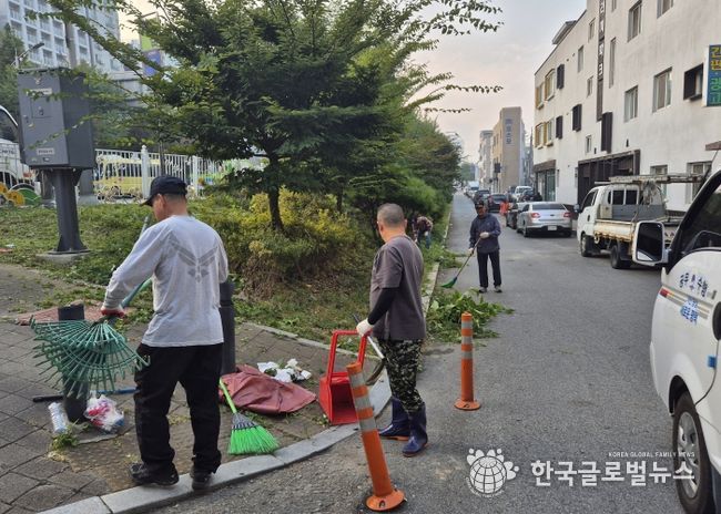 신장2동 방위협의회, 가을과 함께하는 제초 작업 실시