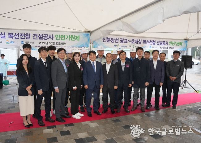 최종열 수원시 첨단교통과장과 참석자들이 기념촬영을 하고 있다.