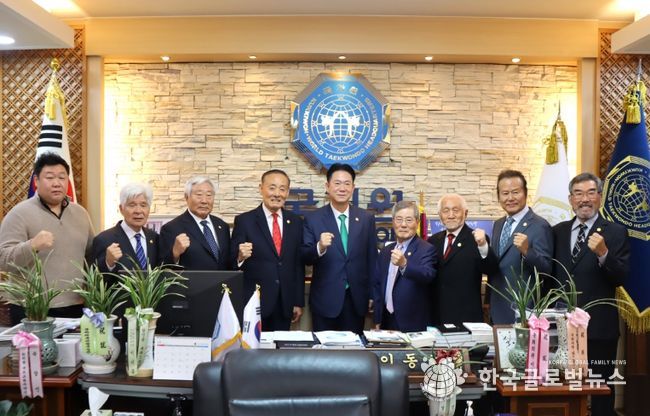 임명식이 끝난 후 이동섭 국기원장과 지부장 8명이 기념촬영을 하고 있다. 오른쪽부터 신용섭, 최응길, 오주열, 김삼장, 이상철, 이희섭, 이철우, 정대성(대리인 김현준 사무총장) 지부장