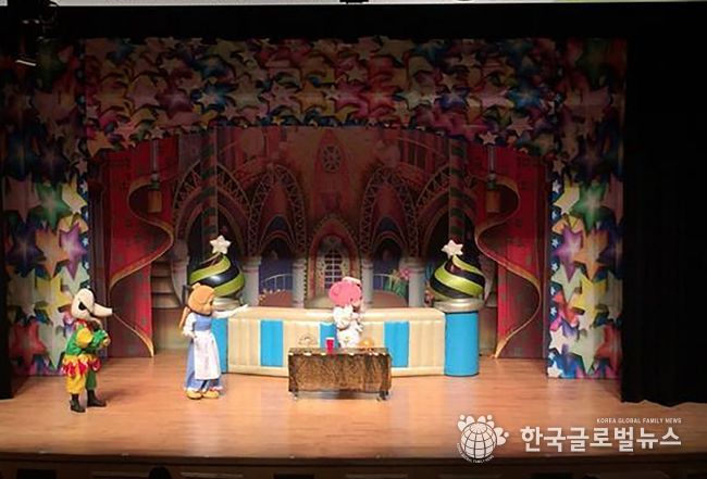 ‘모두모두 안전생활 출발’ 뮤지컬 공연. 주인공 ‘벨’이 안전생활습관을 갖도록 야수왕자를 도와주고 있는 장면