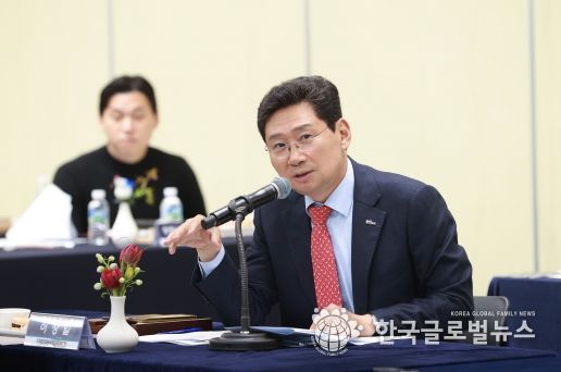 이상일 용인특례시장이 15이 창원특례시 창원시에서 열린 '대한민국특례시 시장협의회 정기회의'에서 의견을 말하고 있다.