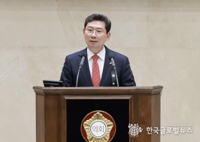 이상일 용인특례시장이 18일 용인특례시의회 제288회 정례회의 시정연설을 통해 시정운영 방향을 밝히고 있다