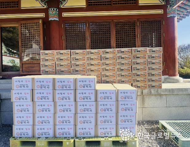 안성시 성덕사, 김장철 맞아 직접 담근 김치와 라면 기부