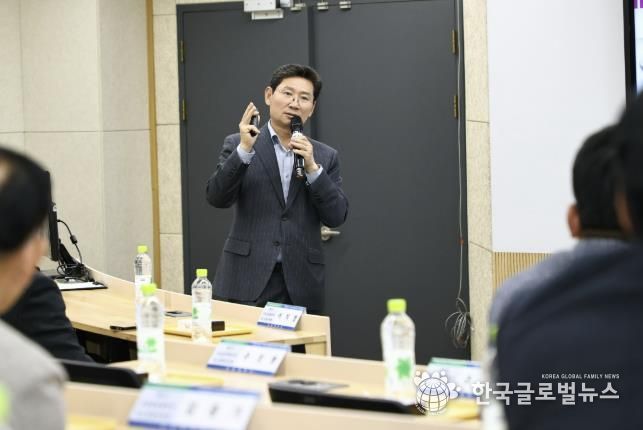 이상일 용인특례시장이 20일 강남대 샬롬관에서 '강남대 국제대학원 강남글로벌리더 최고경영자과정' 원생을 대상으로 특강을 진행했다.