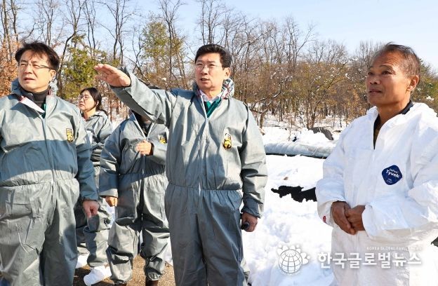 이상일 용인특례시장이 29일이번 폭설로 큰 피해를 입은 처인구 남사읍 봉명리의 한 육계 농장을 찾아 상황을 살펴보고 있다.