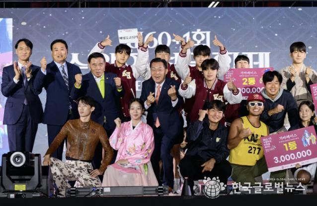 지난 10월 수원화성문화제 폐막식에서 이재준 수원특례시장과 시민등 참가자들이 기념촬영을 하고 있다.